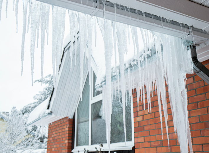 WinterRisks House roof covered in snow